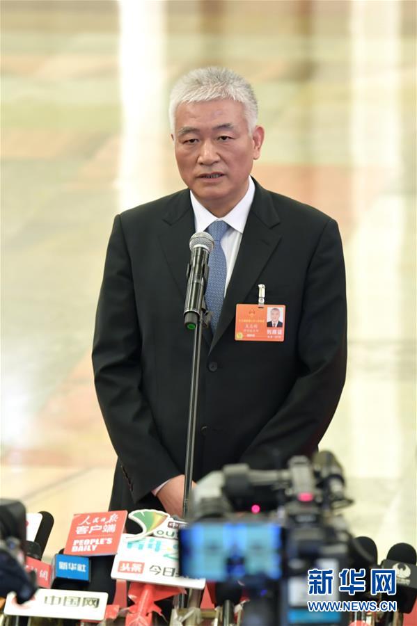 　　3月19日，十三届全国人大一次会议在北京人民大会堂举行第七次全体会议。这是科学技术部部长王志刚在“部长通道”接受采访。新华社记者刘金海摄