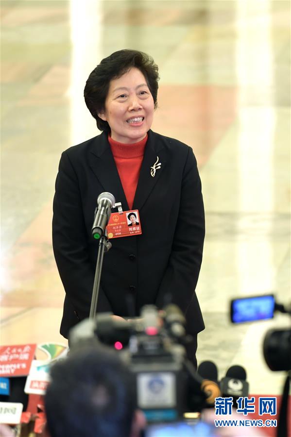 　　3月19日，十三届全国人大一次会议在北京人民大会堂举行第七次全体会议。这是审计署审计长胡泽君在“部长通道”接受采访。新华社记者刘金海摄
