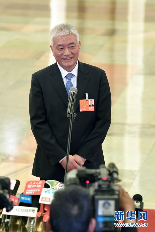 　　3月19日，十三届全国人大一次会议在北京人民大会堂举行第七次全体会议。这是科学技术部部长王志刚在“部长通道”接受采访。新华社记者刘金海摄