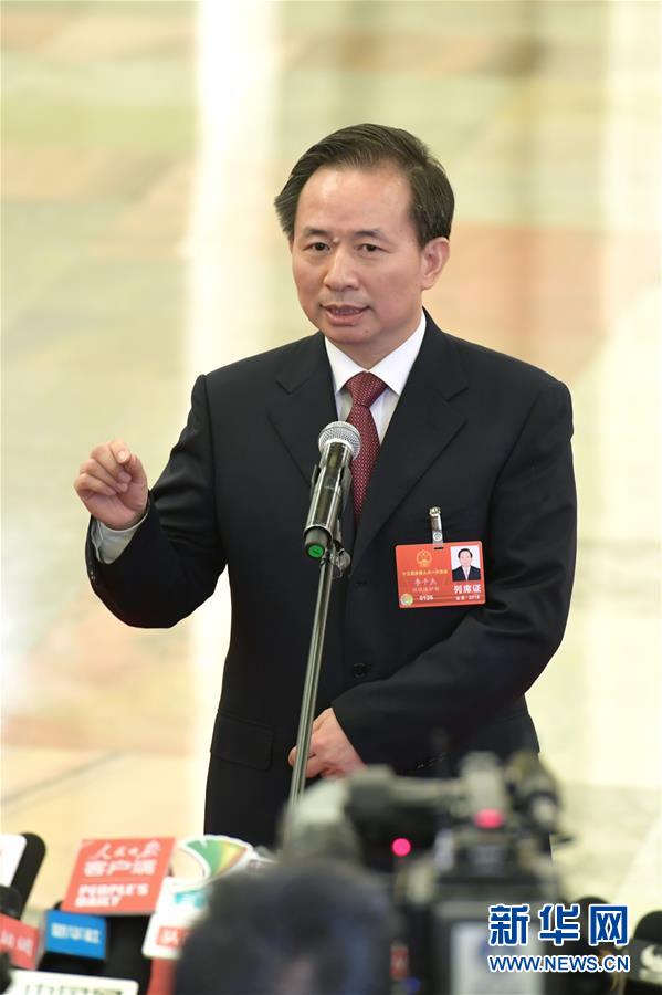 　　3月19日，十三届全国人大一次会议在北京人民大会堂举行第七次全体会议。这是生态环境部部长李干杰在“部长通道”接受采访。新华社记者刘金海摄
