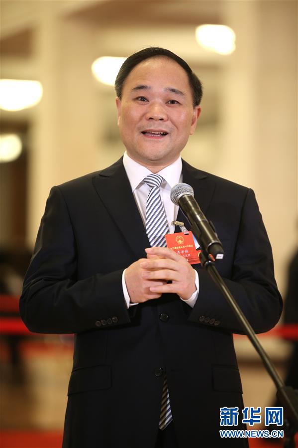 　3月20日，十三届全国人大一次会议在北京人民大会堂举行闭幕会。这是全国人大代表李书福在“代表通道”接受采访。 新华社记者 金立旺 摄