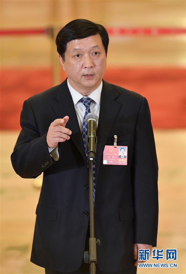 　　3月20日，十三届全国人大一次会议在北京人民大会堂举行闭幕会。这是全国人大代表杨伟在“代表通道”接受采访。 新华社记者 刘金海 摄