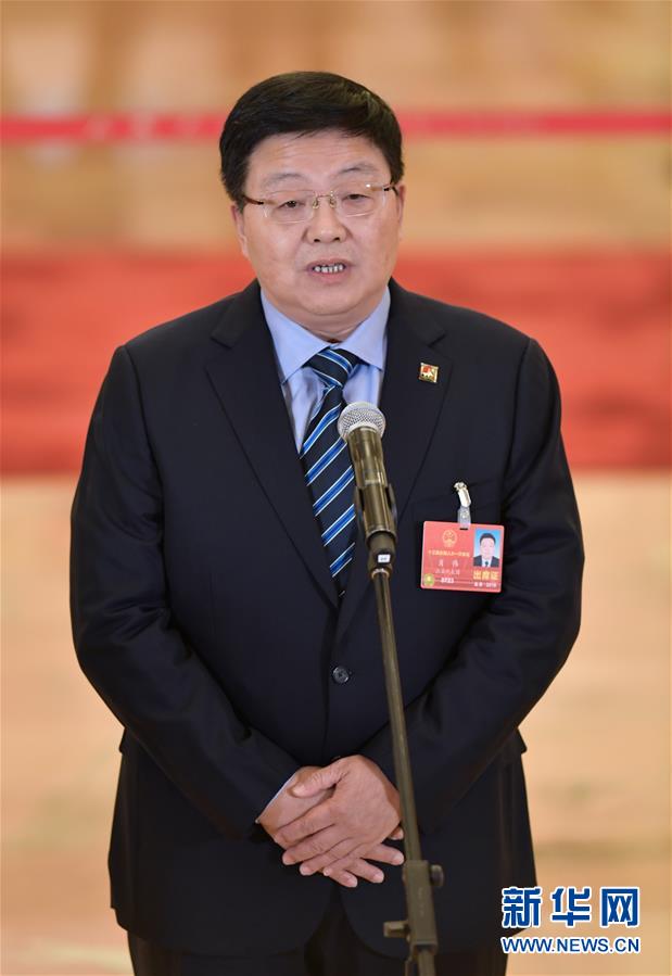 　　3月20日，十三届全国人大一次会议在北京人民大会堂举行闭幕会。这是全国人大代表肖伟在“代表通道”接受采访。 新华社记者 刘金海 摄