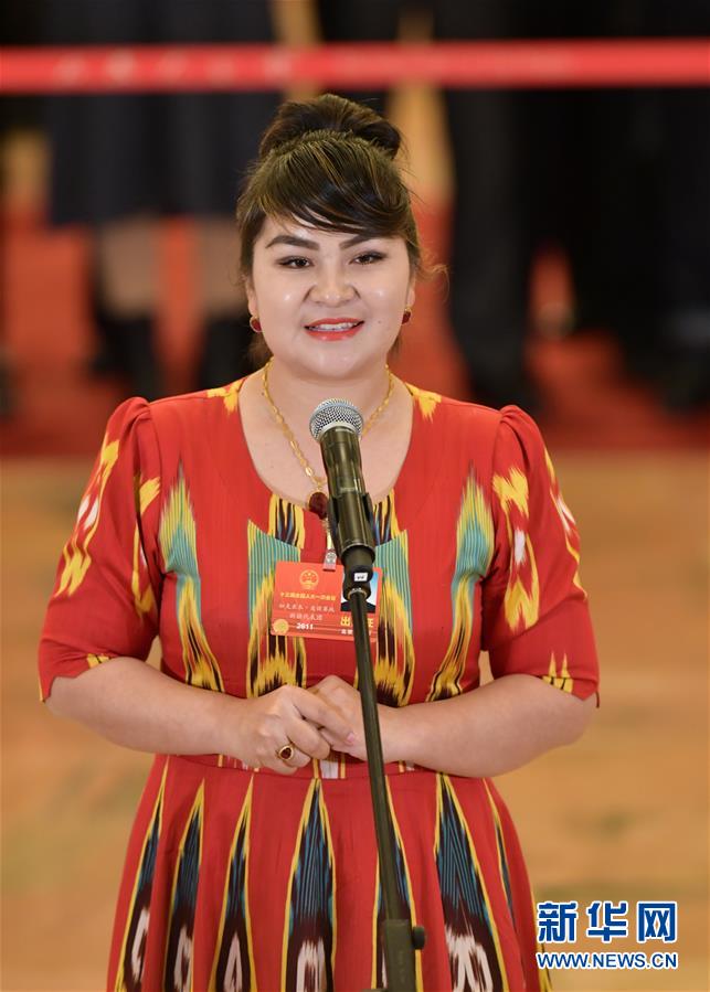 　　3月20日，十三届全国人大一次会议在北京人民大会堂举行闭幕会。这是全国人大代表如克亚木·麦提赛地在“代表通道”接受采访。 新华社记者刘金海 摄