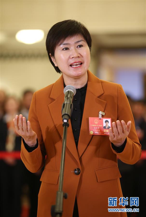 　　3月20日，十三届全国人大一次会议在北京人民大会堂举行闭幕会。这是全国人大代表马恒燕在“代表通道”接受采访。 新华社记者 金立旺 摄