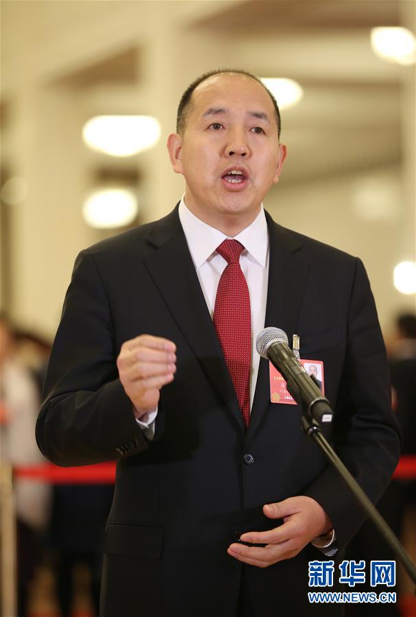 　　3月20日，十三届全国人大一次会议在北京人民大会堂举行闭幕会。这是全国人大代表张全收在“代表通道”接受采访。 新华社记者 金立旺 摄