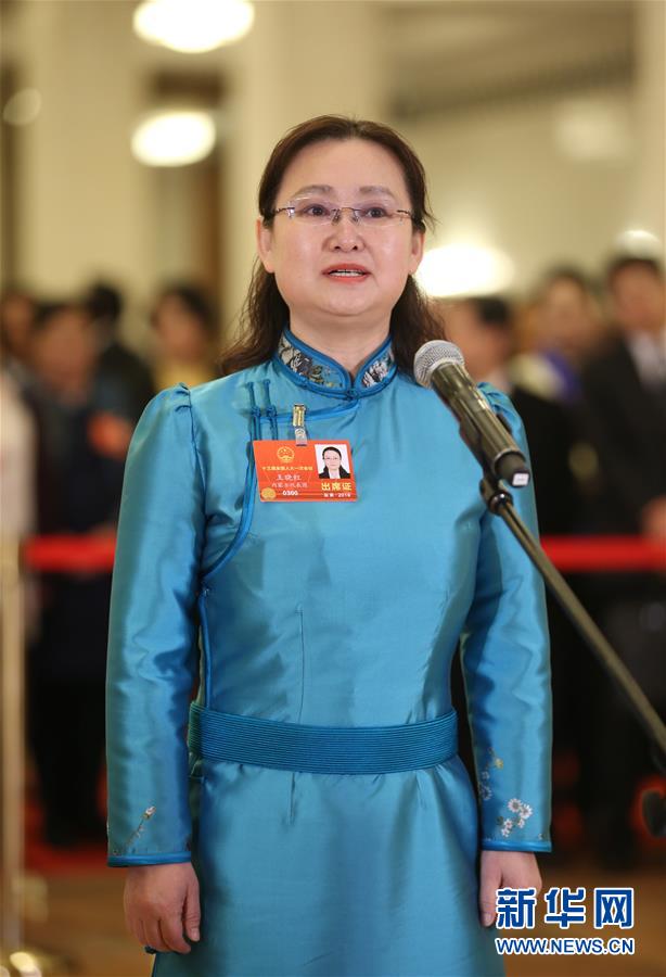 　　3月20日，十三届全国人大一次会议在北京人民大会堂举行闭幕会。这是全国人大代表王晓红在“代表通道”接受采访。 新华社记者 金立旺 摄