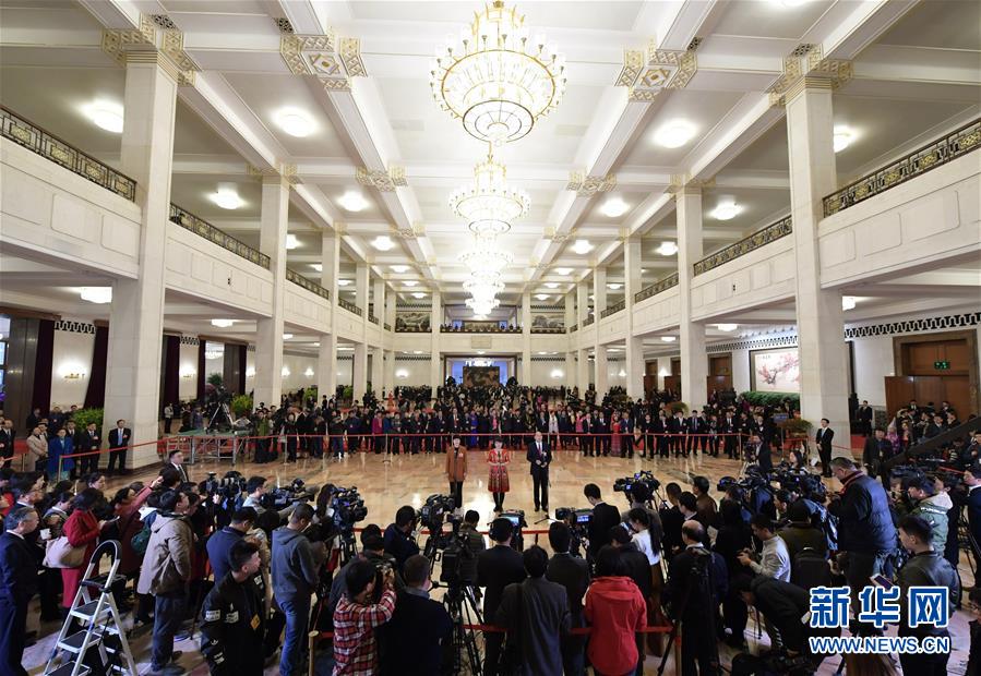　　3月20日，十三届全国人大一次会议在北京人民大会堂举行闭幕会。这是全国人大代表张全收、如克亚木·麦提赛地、马恒燕在“代表通道”接受采访。新华社记者 刘金海 摄