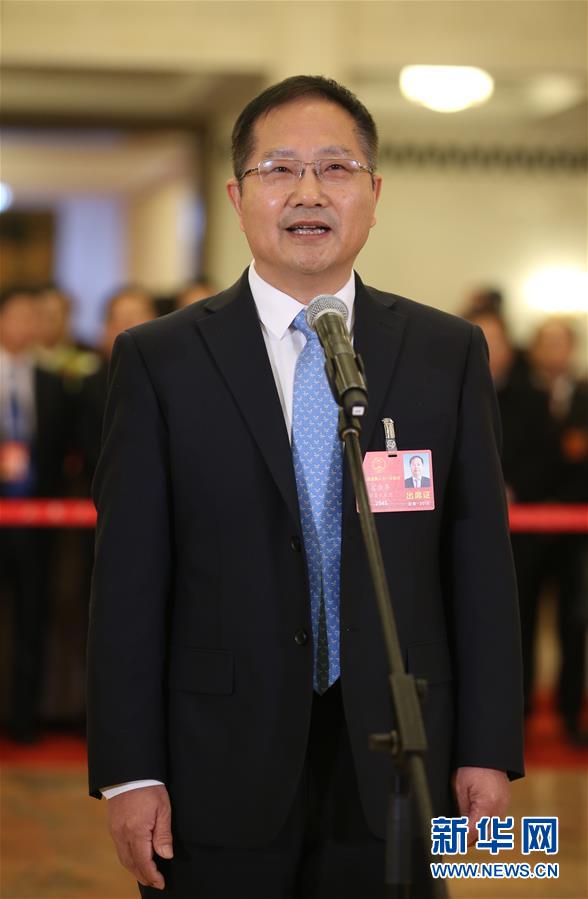 　3月20日，十三届全国人大一次会议在北京人民大会堂举行闭幕会。这是全国人大代表富康年在“代表通道”接受采访。 新华社记者 金立旺 摄
