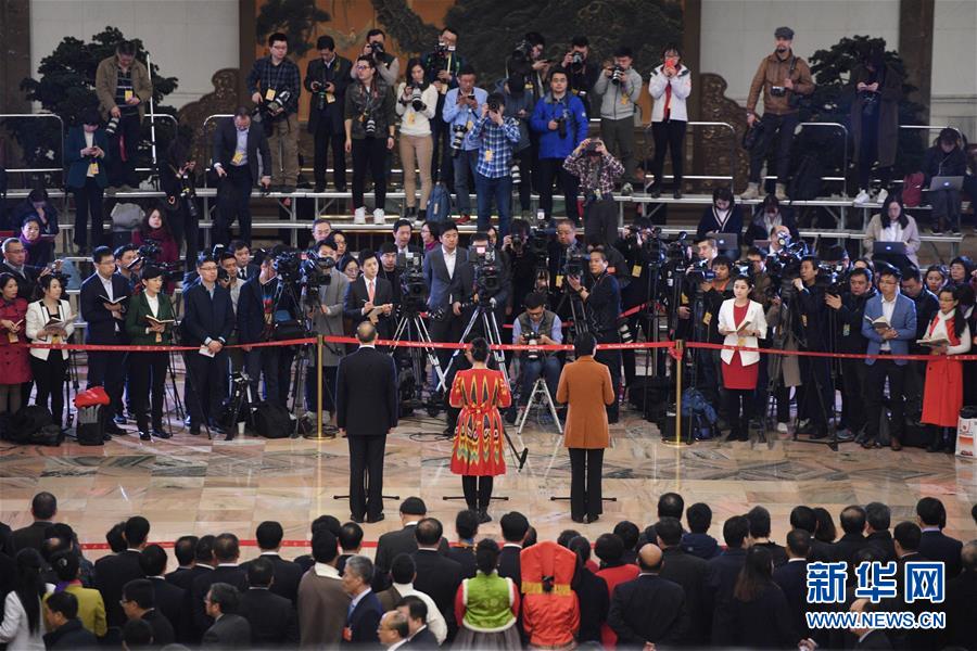 　　3月20日，十三届全国人大一次会议在北京人民大会堂举行闭幕会。这是记者在“代表通道”采访。 新华社记者 王建华 摄