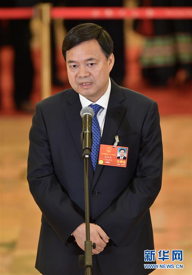 　　3月20日，十三届全国人大一次会议在北京人民大会堂举行闭幕会。这是全国人大代表周异决在“代表通道”接受采访。 新华社记者 刘金海 摄