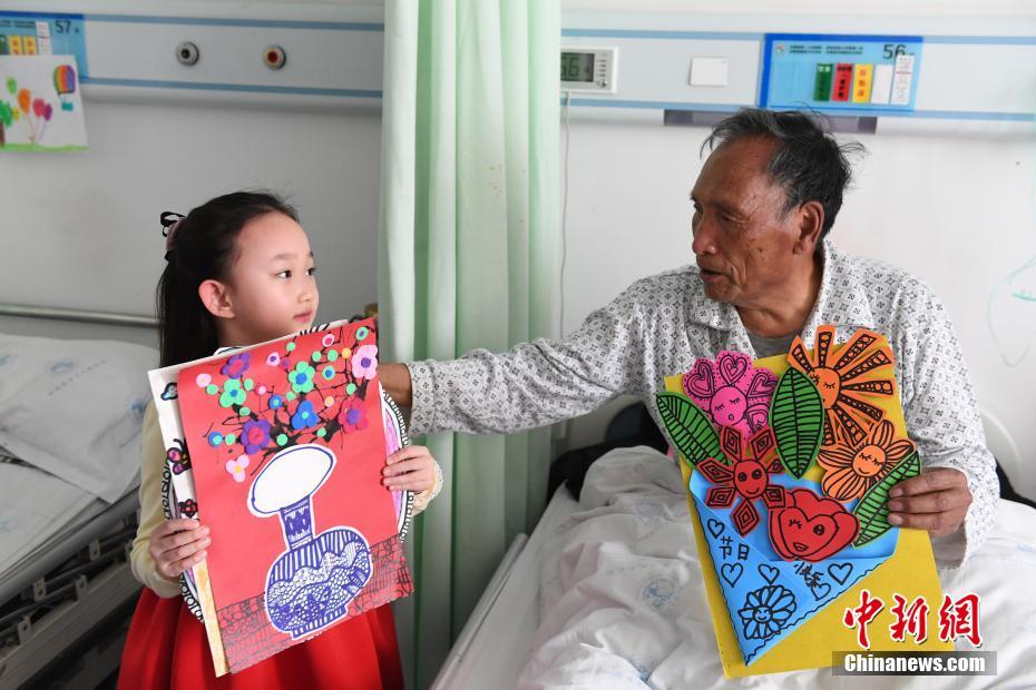 兰州6岁女孩画33幅祝福画&ldquo;装扮&rdquo;老人病房