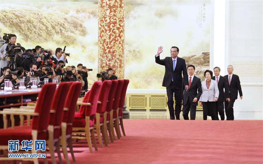 　　3月20日，国务院总理李克强和副总理韩正、孙春兰、胡春华、刘鹤在北京人民大会堂与中外记者见面，并回答记者提问。 新华社记者 王晔摄