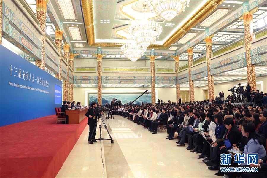 　　3月20日，国务院总理李克强和副总理韩正、孙春兰、胡春华、刘鹤在北京人民大会堂与中外记者见面，并回答记者提问。 新华社记者 庞兴雷摄