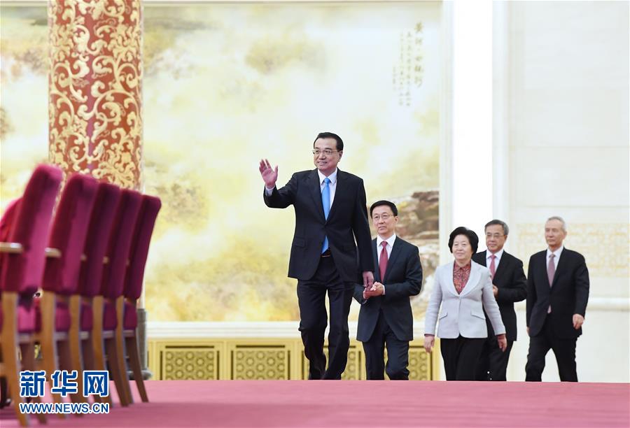 　　3月20日，国务院总理李克强和副总理韩正、孙春兰、胡春华、刘鹤在北京人民大会堂与中外记者见面，并回答记者提问。 新华社记者 燕雁摄