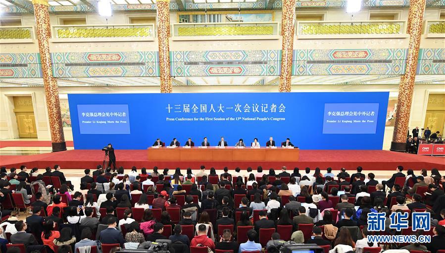 　　3月20日，国务院总理李克强和副总理韩正、孙春兰、胡春华、刘鹤在北京人民大会堂与中外记者见面，并回答记者提问。 新华社记者 燕雁 摄