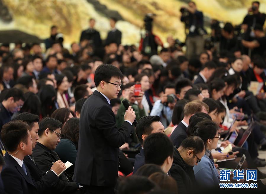 　　3月20日，国务院总理李克强和副总理韩正、孙春兰、胡春华、刘鹤在北京人民大会堂与中外记者见面，并回答记者提问。这是记者在提问。新华社记者 金立旺 摄