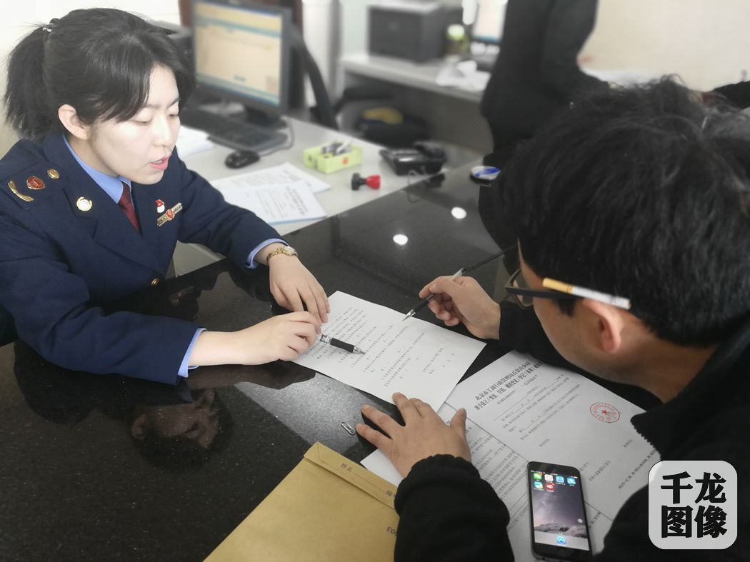 3月19日，北京市石景山区新设立的企业开办大厅正式对外运行。图为申请人在填写石景山区新开办企业服务需求确认表。