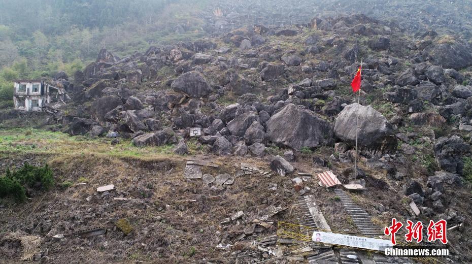 四川北川老县城地震遗址游客缅怀遇难同胞