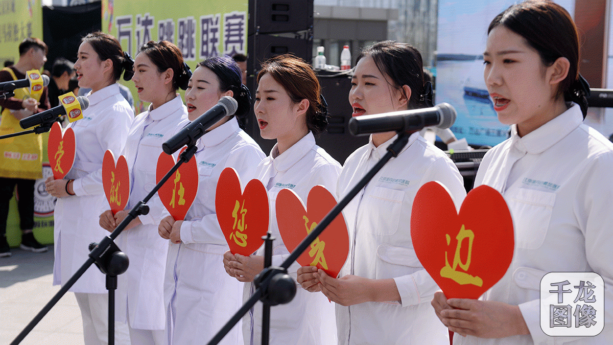 3月25日，一场以“致敬经典老歌 回味王致和”为主题的活动在丰台万达广场举行。图为活动现场上的合唱。千龙网发
