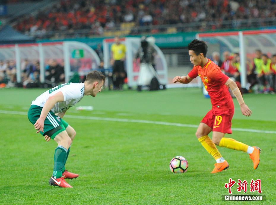 图为中国队小将19号队员韦世豪带球突破。中新社记者 蒋雪林 摄