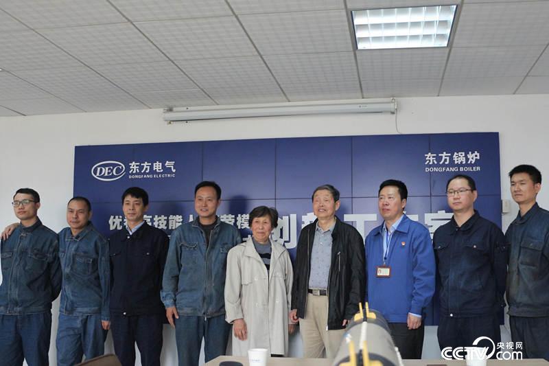 孔建伟（右三）及同事与师傅戴志立（右四、五）、郑向东夫妻，三代工匠齐聚大师工作室。（记者何川摄）