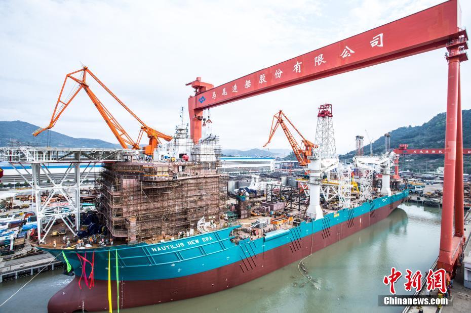 全球首制227米深海采矿船出坞下水