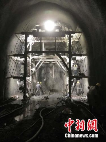彭祥华参与的隧道爆破工程现场。 受访者供图 点击进入下一页