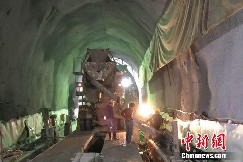 彭祥华参与的隧道爆破工程现场。 受访者供图 点击进入下一页