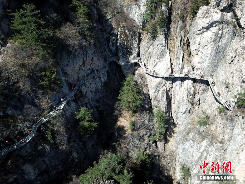 环保志愿者挑战绝壁栈道 吁低碳出行