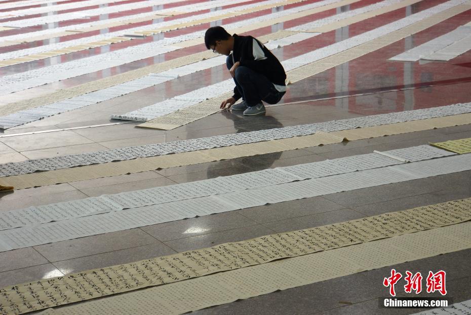 陕西一高校书法学院收寒假作业如铺&ldquo;地毯&rdquo;
