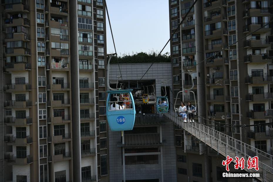 重庆索道&ldquo;穿楼而过&rdquo;吸引游客