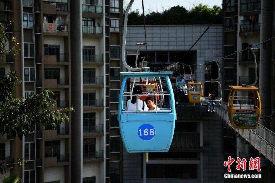 重庆索道&ldquo;穿楼而过&rdquo;吸引游客
