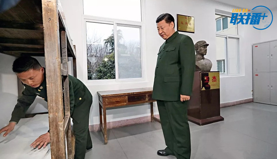 12月13日，中共中央总书记、国家主席、中央军委主席习近平到陆军第71集团军视察。这是&ldquo;王杰班&rdquo;现任班长王大毛向习近平演示每天为老班长王杰整理床铺的情景。