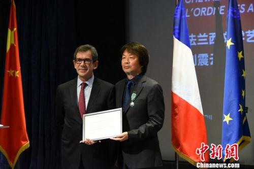 法国大使黎想与刘震云。寄于文 摄