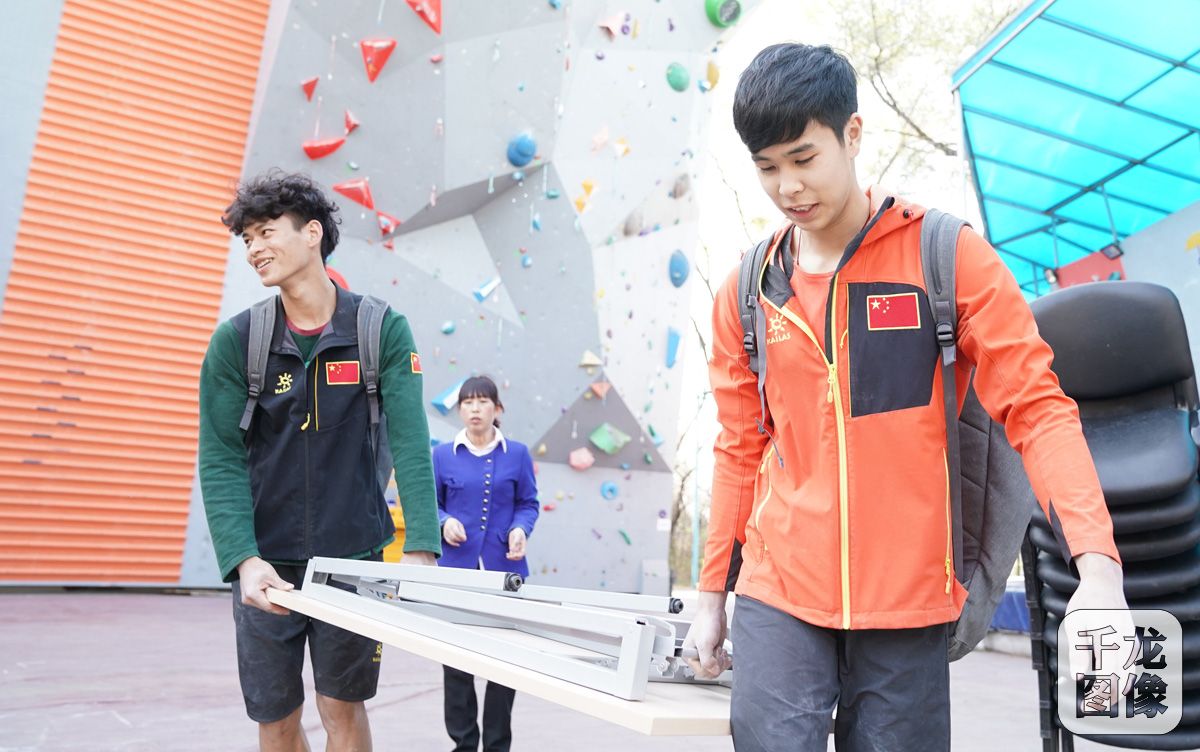 比赛结束队员清理场地