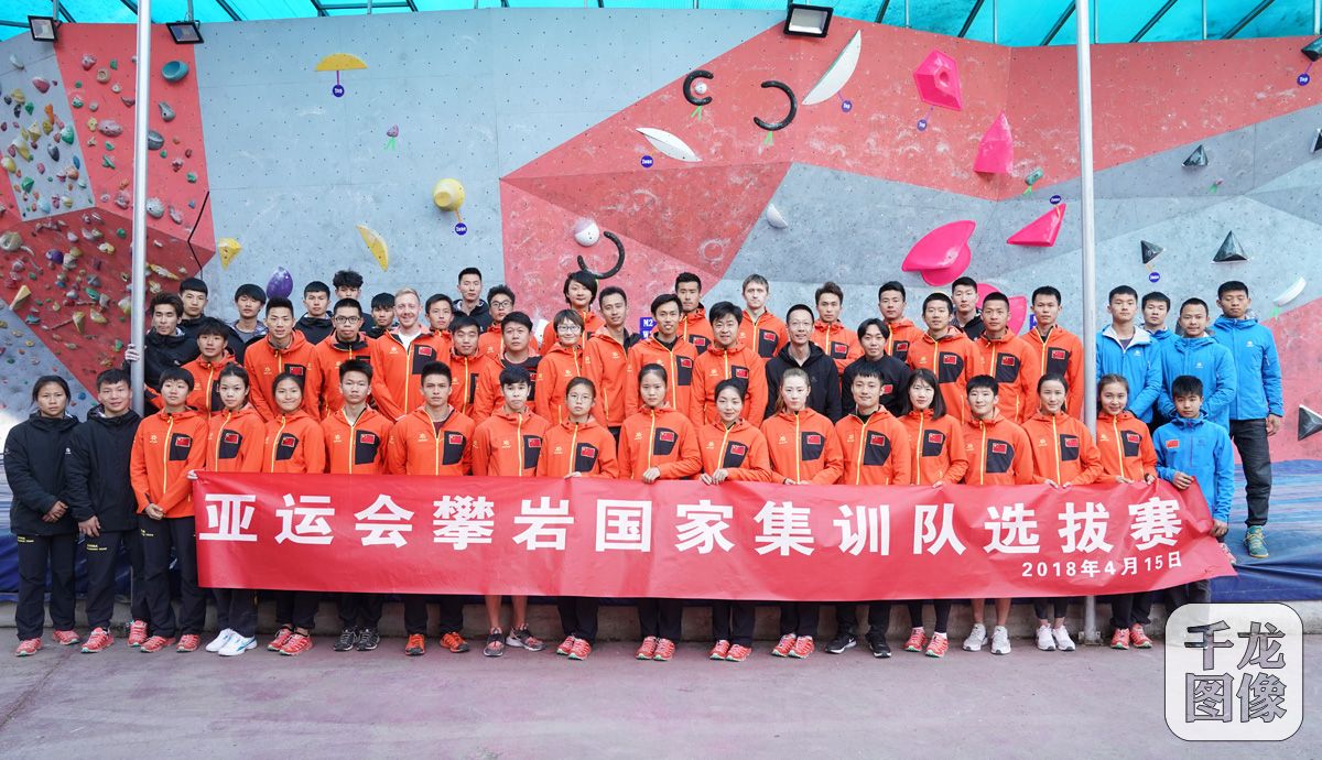 参赛人员和工作人员合影