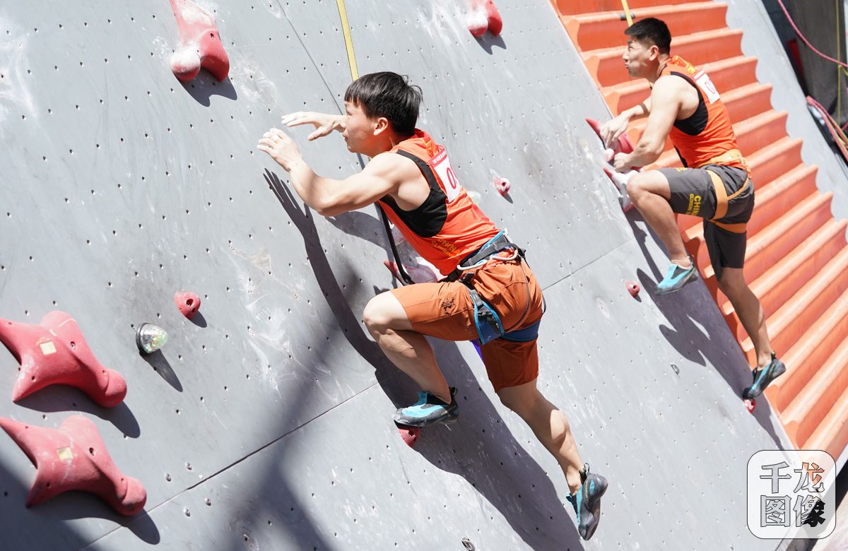 段煜荣（左）在速度赛比赛中