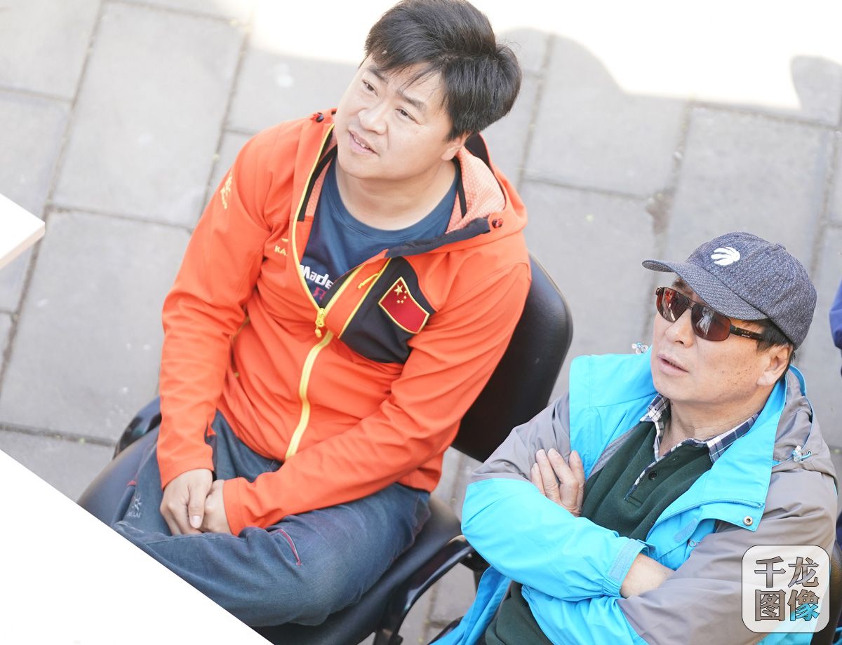 国家体育总局登山运动管理中心主任李致新（左）与国家攀岩队总教练赵雷观战