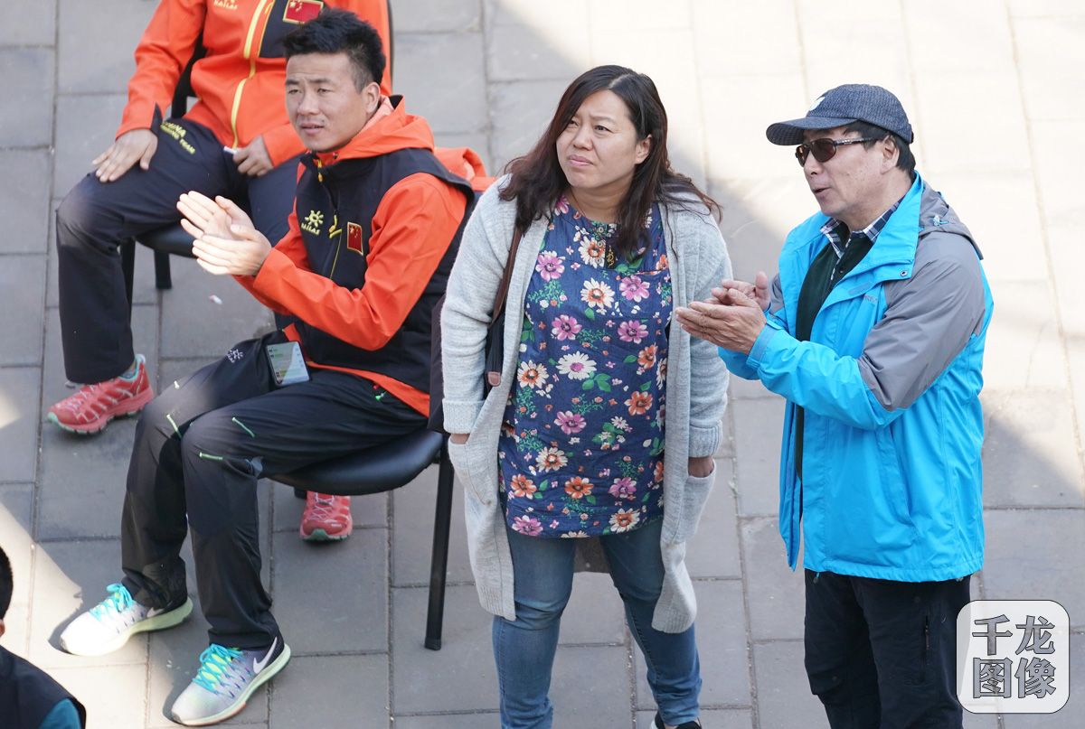 国家体育总局登山运动管理中心主任李致新接受向记者介绍情况