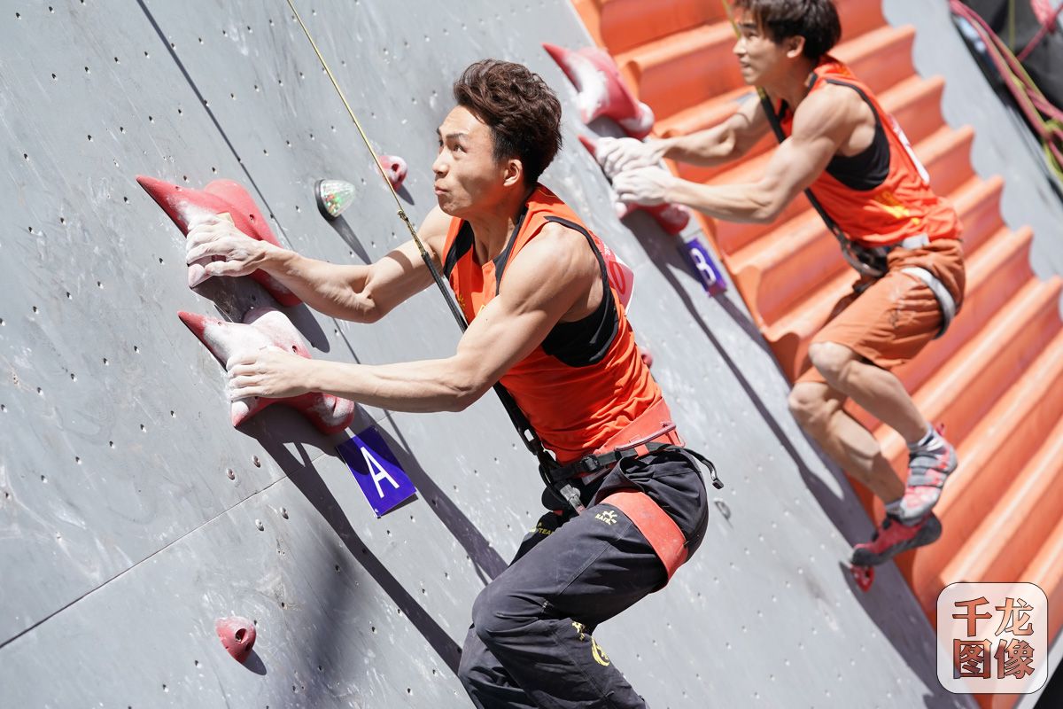 瞿海滨（左）在速度赛比赛中