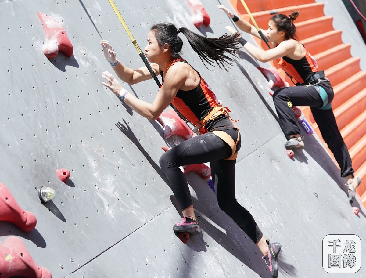 仁青拉姆（左）与蒋融在速度赛中