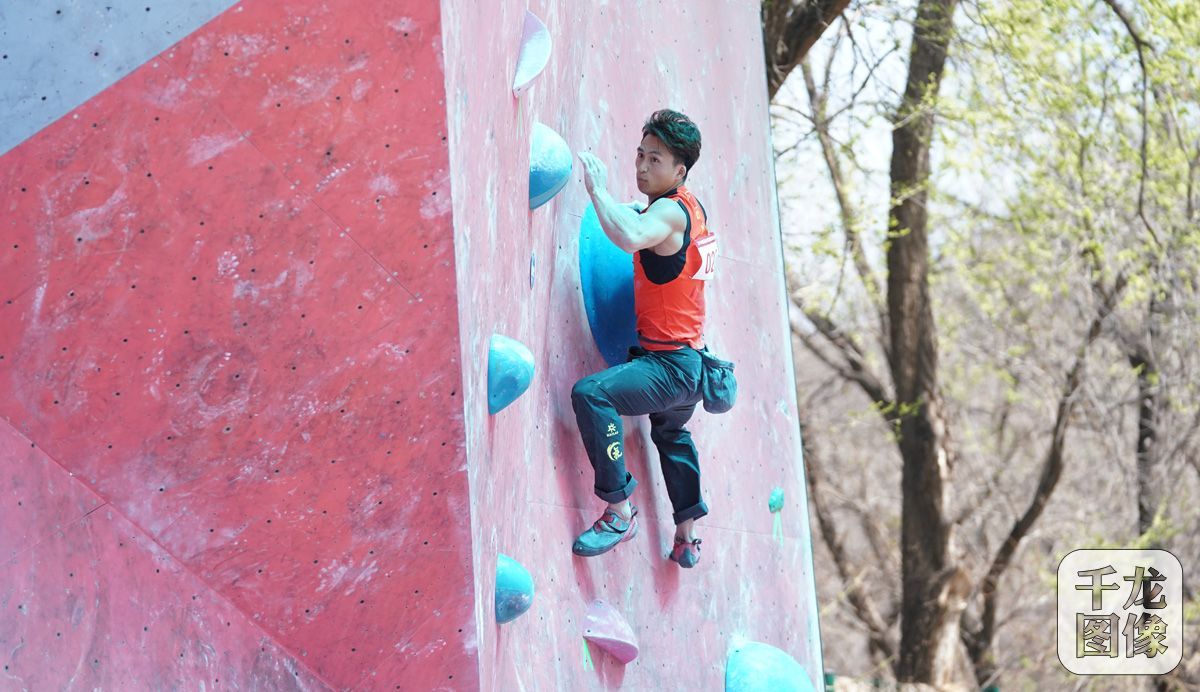 瞿海滨在攀石赛比赛中