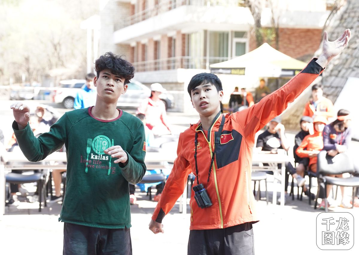 运动员观察线路