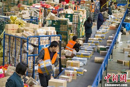 资料图：邮政工作人员分拣快递。<a target='_blank' href='http://www.chinanews.com/'>中新社</a>记者 张云 摄