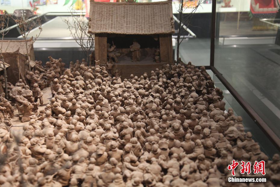 1300个泥塑小人拼出&ldquo;关中风情&rdquo; 农舍猪圈俱全