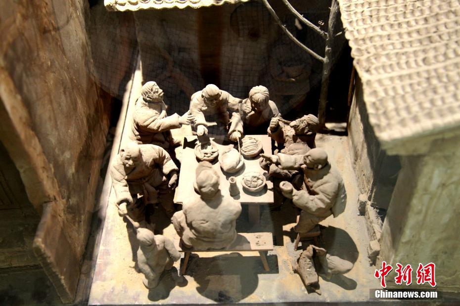 1300个泥塑小人拼出&ldquo;关中风情&rdquo; 农舍猪圈俱全