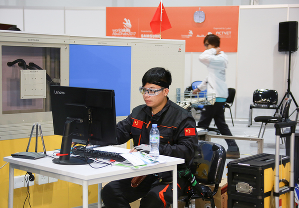 【中国梦·大国工匠篇】“铁杵磨针”梁嘉伟:出征阿布扎比 实现夺金梦想