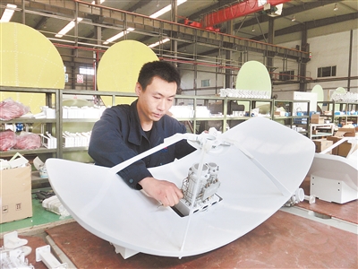 【中国梦•大国工匠篇】钳工夏立:为“私人订制”通讯天线保驾护航 【中国梦•大国工匠篇】钳工夏立:为“私人订制”通讯天线保驾护航