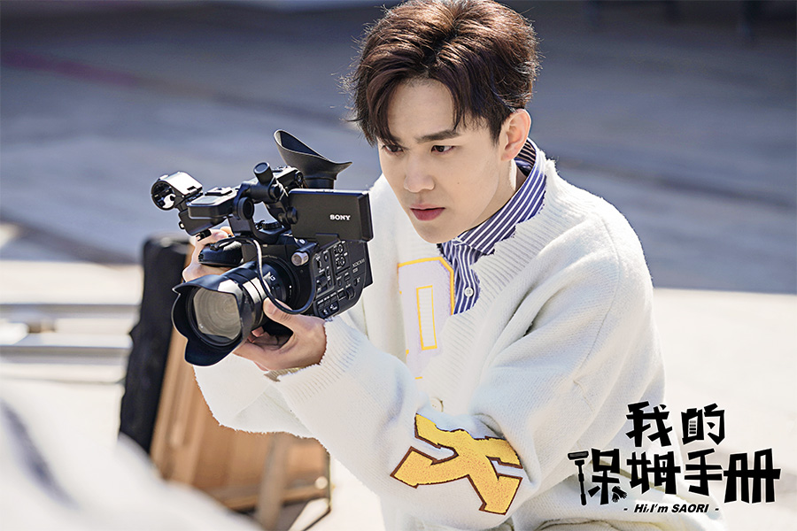 郑爽首度参与创作《我的保姆手册》 尽显鬼马本色